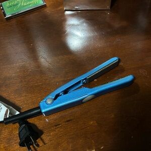 Small flat iron for short hair heat up decent turn on /off no heat adjustment Ms